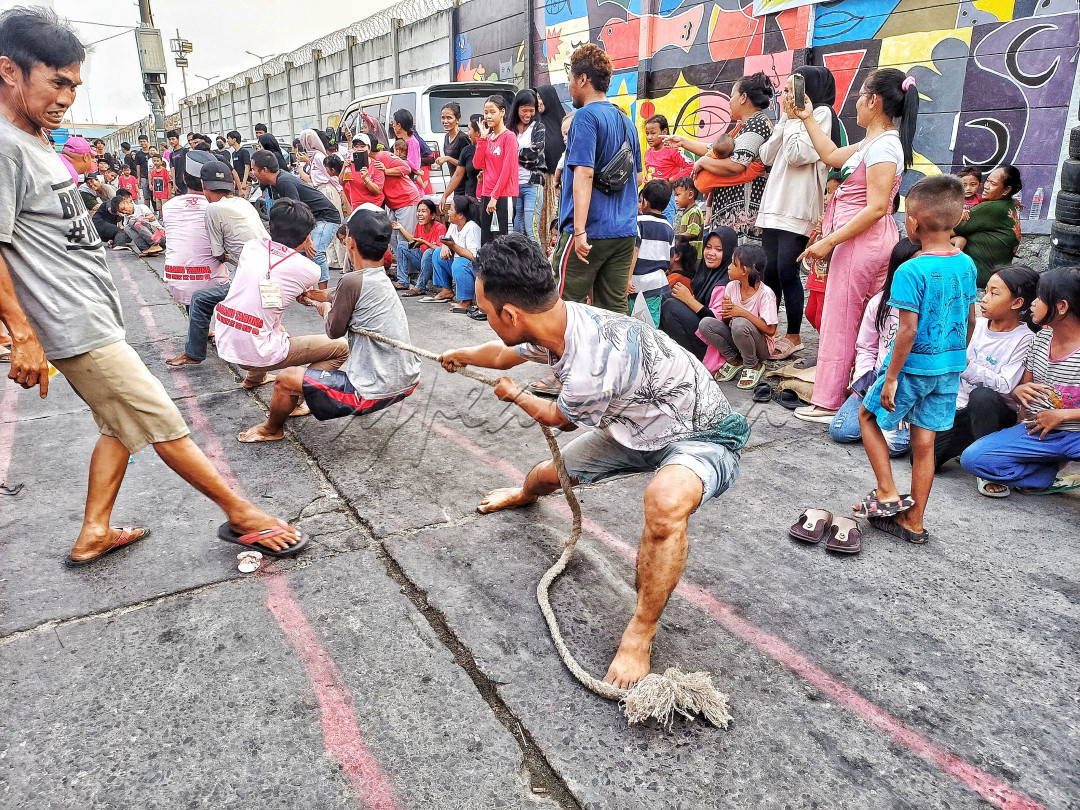 17 agustus merupakan momen kebersamaan seluruh masyarakat indonesia tanpa memandang SARA untuk merayakan melalui kegiatan bersama-sama. Lomba tarik tambang yang sering kali menjadi kegiatan pavorit di hadiri oleh berbagai usia, jenis kelamin dll yang menimbulkan ikatan kebersamaan sesama masyarakat.&nbsp;