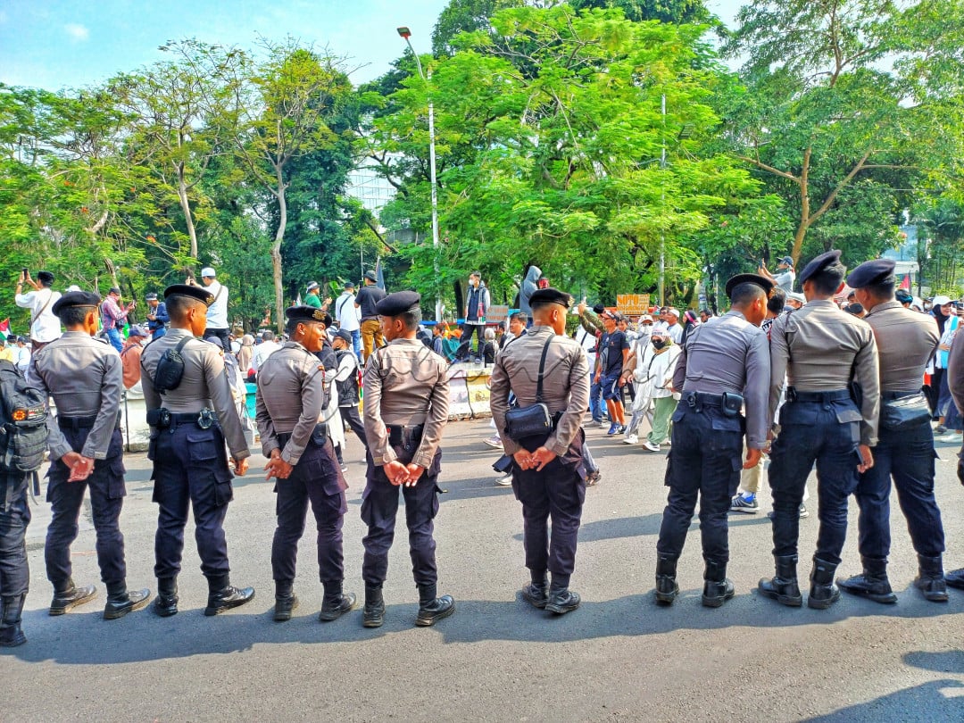 Kebhinekaan Indonesia telah melalui pasang surut dimana terdapat segelintir orang yang tidak menghargai dan berniat untuk membuat suasana menjadi kacau. Oleh karena itu di butuhkan suatu badan resmi pemerintahan seperti Polisi &amp; TNI untuk menjaga keamanan sesuai dengan perundang-undangan yang berlaku.