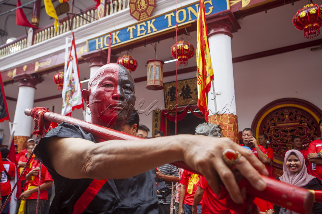 Ang Ko Bin 'Pesuruh Dewa' ikuti perayaan puncak Cap Go Meh 2023 di Kota Padang, Sumatra Barat, Minggu (5/2/2023). Pada puncak perayaan Imlek dan Cap Gomeh tahun 2023 ini diadakan Festival Arak-arakan Kio dan Sepasan yang dipusatkan di jalan Batang Arau atau di bawah Jembatan Siti Nurbaya.