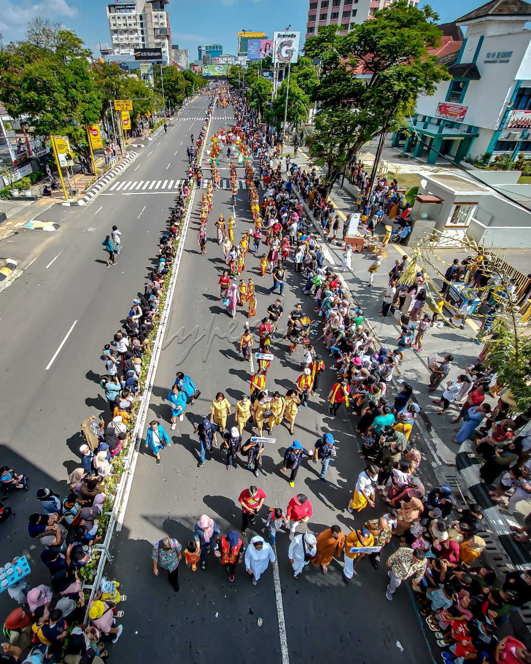 Para pemimpin agama se kota Semarang sedang menghadiri perayaan karnaval lintas agama dalam merayakan hari raya nyepi umat hindu. Dengan kegiatan ini diharapakab &nbsp;solidaritas persaudaraan dapat terjalin dengan kuat.