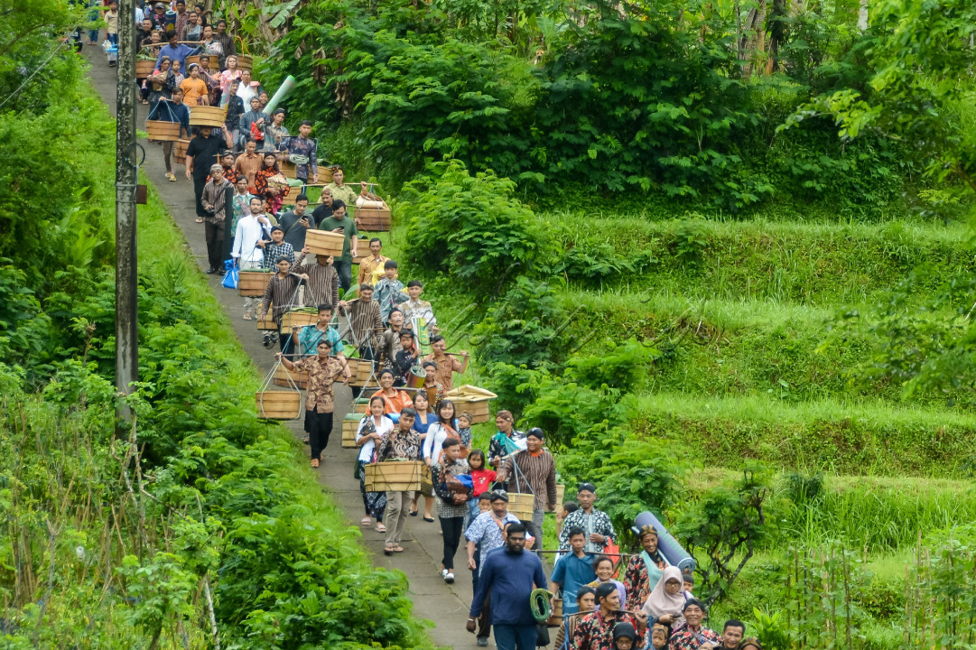 <div>Merti dusun kretek-kaloran Temanggung merupakan kegiatan lintas agama yang contoh toleransi antar umat beragama</div>