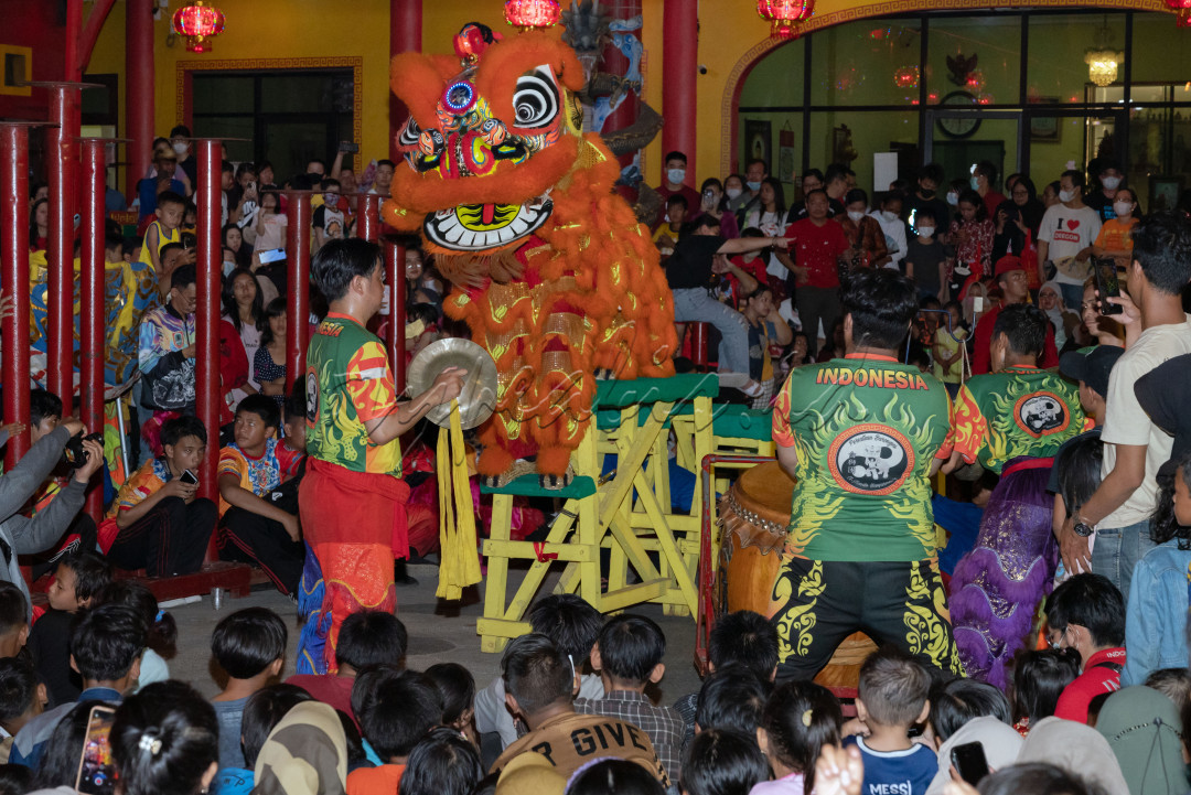 Menonton Barongsai, Malam tahun baru menanggalan kalender Cina, di halaman Klenteng Soetji Nurani, Banjarmasin 5/2/2023