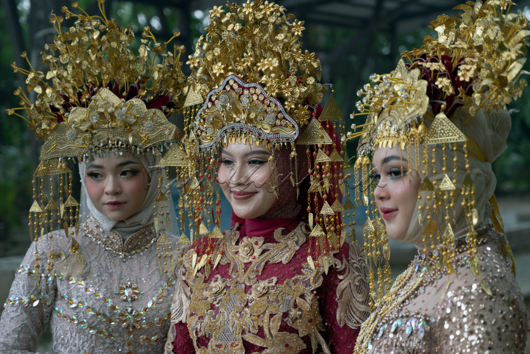 Gadis Palembang, tiga gadis Palembang mengenakan pakaian adat kreasi Penata Rias Pengantin di Mentaos, Banjarbaru 30/11/2023