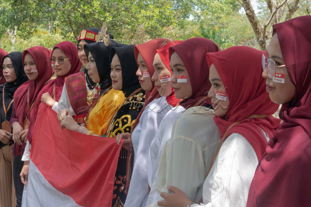 Merah Putih, Foto bareng MUA binaan Family Creatif jelang perayaan 17 Agustusan 2023, di Kebun Raya Banjarbaru, 9/8/2023