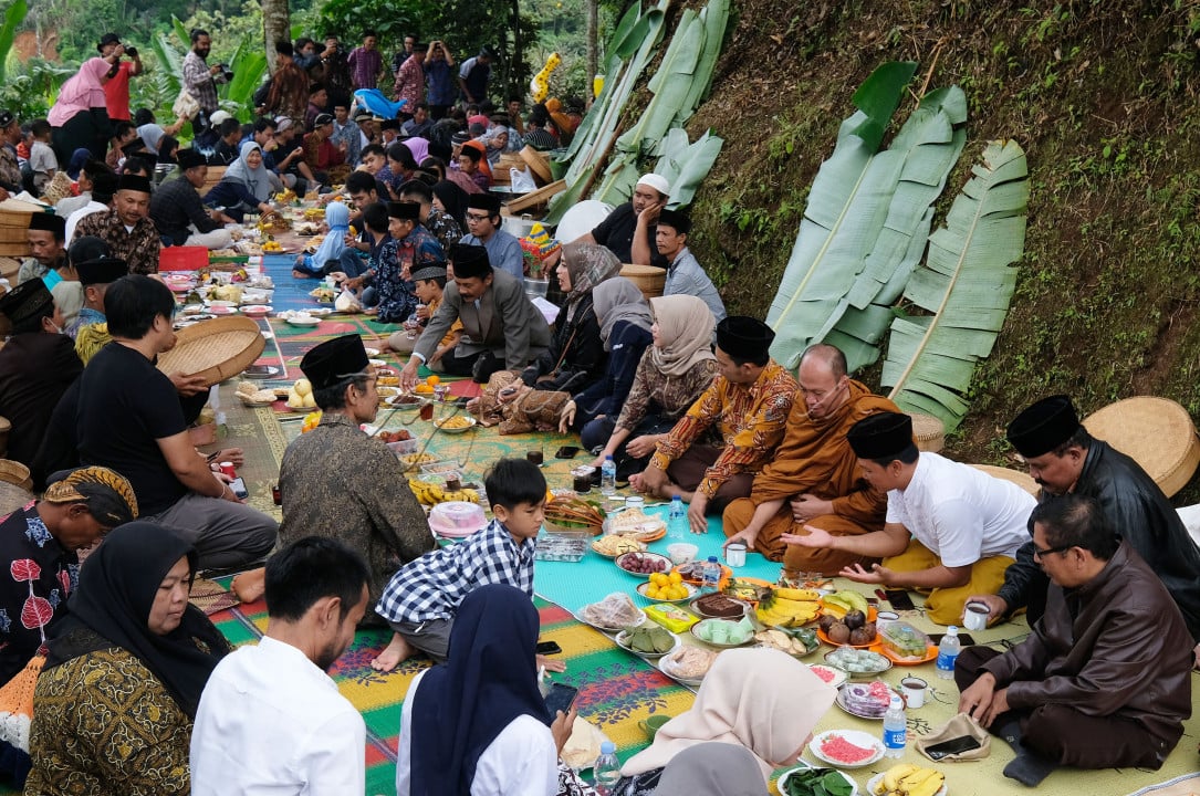 Tradisi Nyadran Perdamaian merupakan wujud nyata toleransi dan solidaritas dalam kebhinekaan. Masyarakat Desa Krecek, Kaloran, Temanggung, Jawa tengah yang terdiri dari berbagai latar belakang agama dan kepercayaan rutin menggelar tradisi ini setiap tahun. Mereka membawa tenong berisi makanan, berkumpul, dan berdoa bersama dipimpin oleh pemuka masing-masing agama dan diakhiri dengan acara makan bersama.