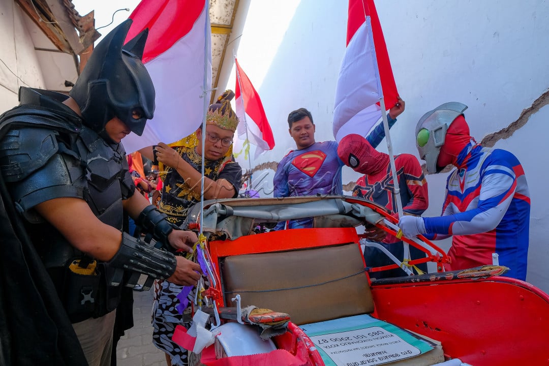 Para Relawan berkostum Superhero bekerjasama menghias becak sebelum perayaan tujuhbelasan di Alun-Alun Sukoharjo, Jawa Tengah. Solidaritas, kerukunan, dan kebersamaan merupakan hal yang paling penting untuk mewujudkan integritas di dalam masyarakat.