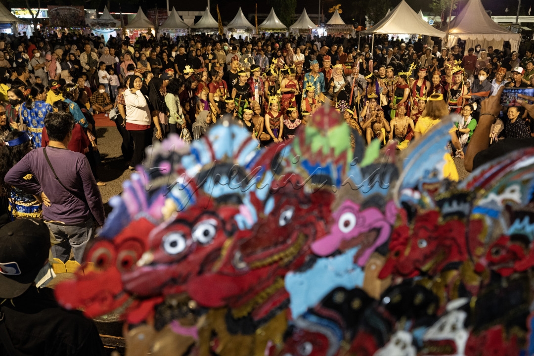 Foto Penutupan Pekan Budaya Banjarbaru.&nbsp;<br />
Festival&nbsp;Pekan&nbsp;Kebudayaan&nbsp;Daerah diadakan di Lapangan Murdjani, Kota&nbsp;Banjarbaru, Provinsi Kalimantan Selatan (Kalsel).<br />
Ajang ini menjadi media edukasi bagi generasi muda, sehingga&nbsp; banyak anak-anak yang datang , mengunjungi setiap stan dan pertunjukan budaya.<br />
Pekan budaya ini berlangsung dari 9 September sampai 17 September 2023, menghadirkan seniman dan kelompok atau sanggar seni tradisional Kalimantan (Banjar, Dayak), Jawa, Bali, Sumatra, Sulawesi dan lainnya.<br />
<br />
&nbsp;