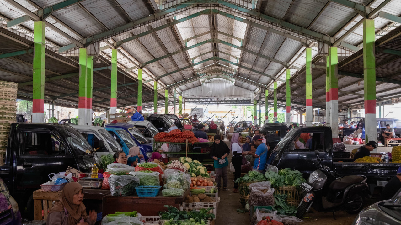 Masyarakat di Kabupaten Malang kebanyakan memiliki profesi sebagai petani sayur dan buah. Hasil panen berbagai macam sayur dan buah-buahan yang melimpah akan dibawa ke pasar untuk dijual kepada para masyarakat. Meskipun saling bersaing dalam menjual berbagai macam sayur dan buah-buahan, para pedagang tetap saling menjaga kerukunan dan keharmonisan antar sesama pedagang. Mereka selalu menjaga solidaritas antar pedagang dengan saling mensupport satu sama lain karena dengan menjaga kerukunan dan keharmonisan akan berdampak positif bagi kehidupan mereka terutama.