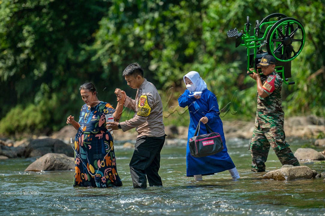 Aparat kenamanan TNI danPolri juga Nakes sedang membawa pasien yang sedang mengandung 9 bulan melewati sungai dikawasan Leuwidamar, Banten, karena medan yang dilalui sedang dalam keadaan rusak parah dan tidak dapat dilewati kendaraan. Jiwa sosial yang melayai memberikan nilai tersendiri untuk saling bantu membantu mengembangkan diri.&nbsp;