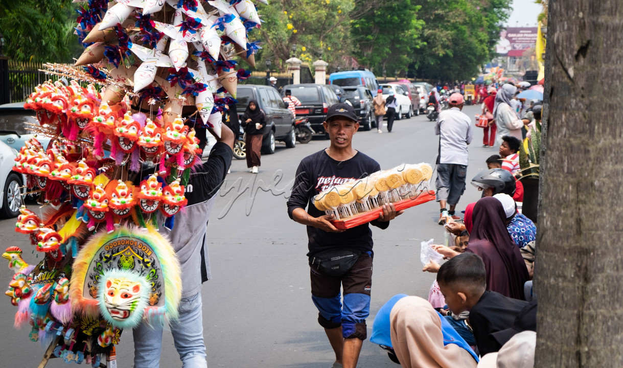 Persaingan usaha yang sehat antar sesama pedagang mikro yang menjual berbagai macam dagangan seperti makanan, minuman, serta kerajinan tangan merupakan salah satu cara untuk merawat kebhinekaan. Kita harus saling menjaga solidaritas antar pedagang dimanapun berada serta selalu menghormati usaha dan kerja keras masing-masing dalam mencari rejeki dengan selalu menerapkan persaingan usaha yang sehat dan tidak saling menjatuhkan satu sama lain.