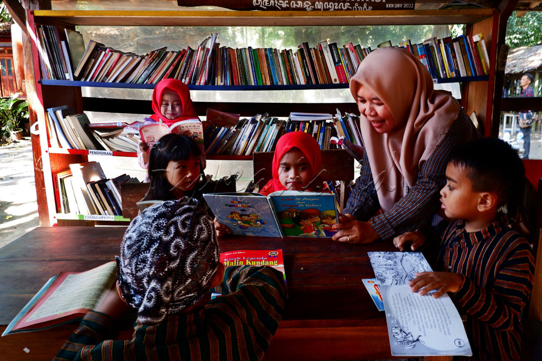 Sebuah perpustakaan anak anak yang di kelola oleh karang taruna di daerah Kulonprogo Yogyakarta, menyediakan berbagai macam buku cerita dari seluruh Indonesia.