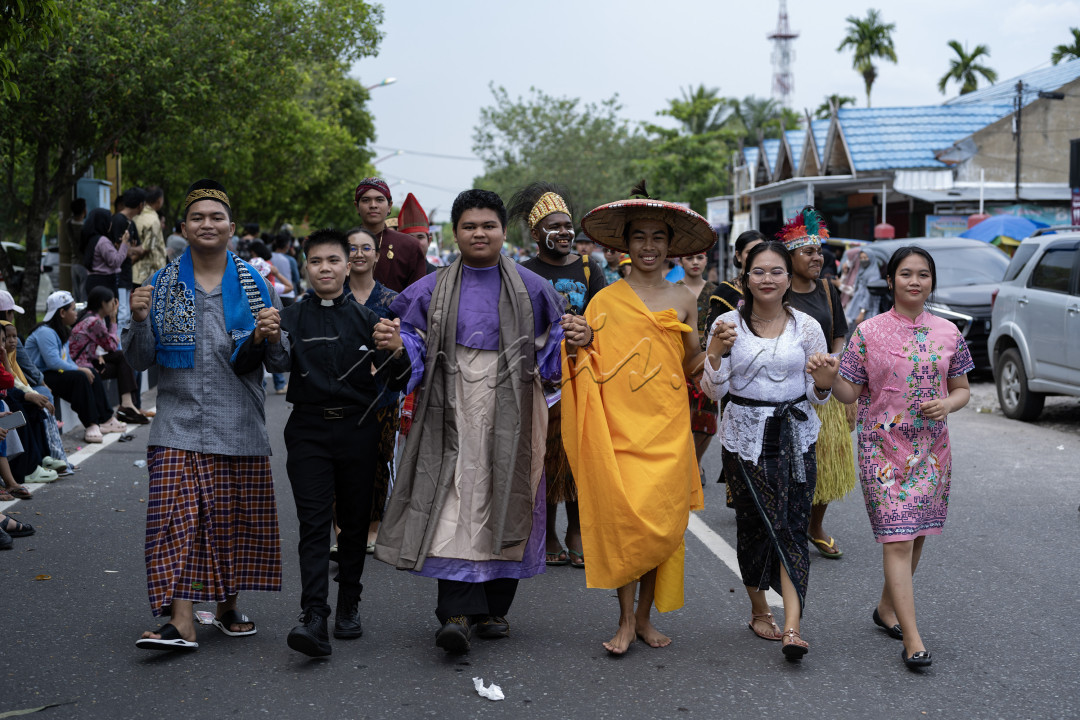 Pelajar SMA/ SMK ikut karnaval pada Festival Budaya Isen Mulang 2023, menampilkan ekspresi toleransi dan kebahagian