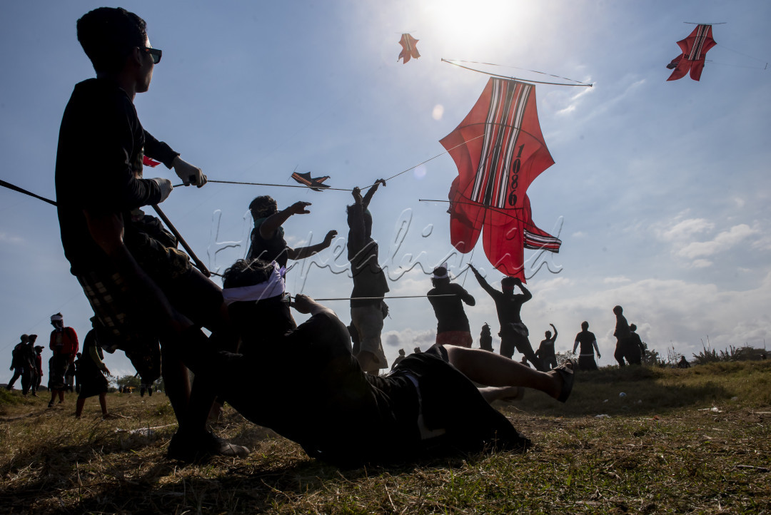 Semarak Pemuda bergotong royong saat festival layang-layang Bali yang diadakan di pantai padang galak Denpasar.Bali