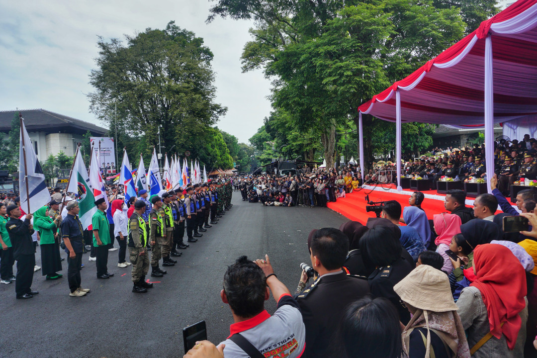 Aksi damai para pengusung masing-masing Partai Politik di Indonesia untuk Pemilu Damai dan Maju bagi Indonesia pada saat acara HUT Bhayangkara 2023 di Kota Bandung, Dengan membawa masing-masing Bendera Partai, dikawal langsung oleh pihak keamanan, para pengusung Partai ini berjajar rapi dan damai menghadap Gubernur Jawa Barat, Kapolda Jabar dan petinggi Pejabat lainnya untuk menyuarakan perdamaian menjelang Tahun Pemilu.