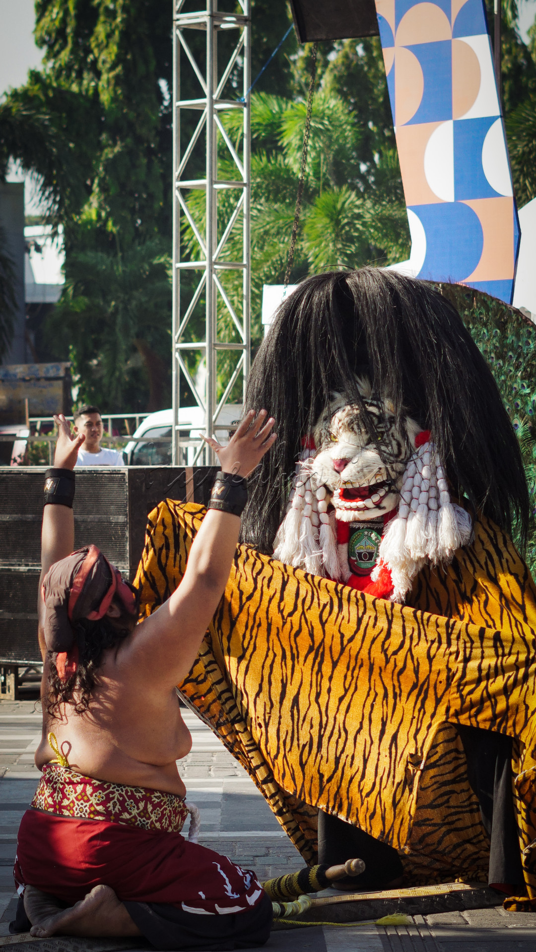 Salah satu kesenian rakyat yang populer dikalangan masyarakat Blora Yang disebut barongan, dibuat menyerupai Singo Barong atau Singa besar sebagai penguasa hutan angker juga sangat buas.