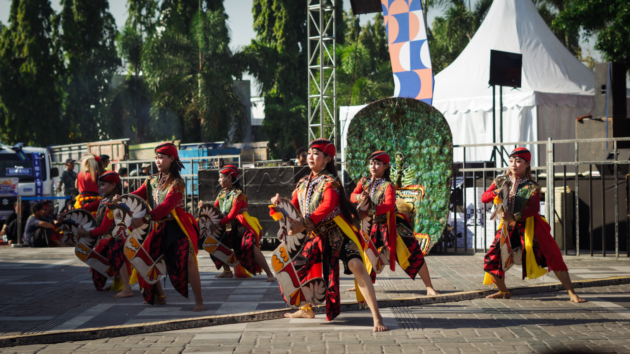 Tarian yang menampilkan para penunggang kuda yang menaiki anyaman bambu yang tampak berbentuk seperti kuda, tarian ini sebagai ritual dan penghormatan terhadap leluhur mereka dan juga hiburan bagi masyarakat.