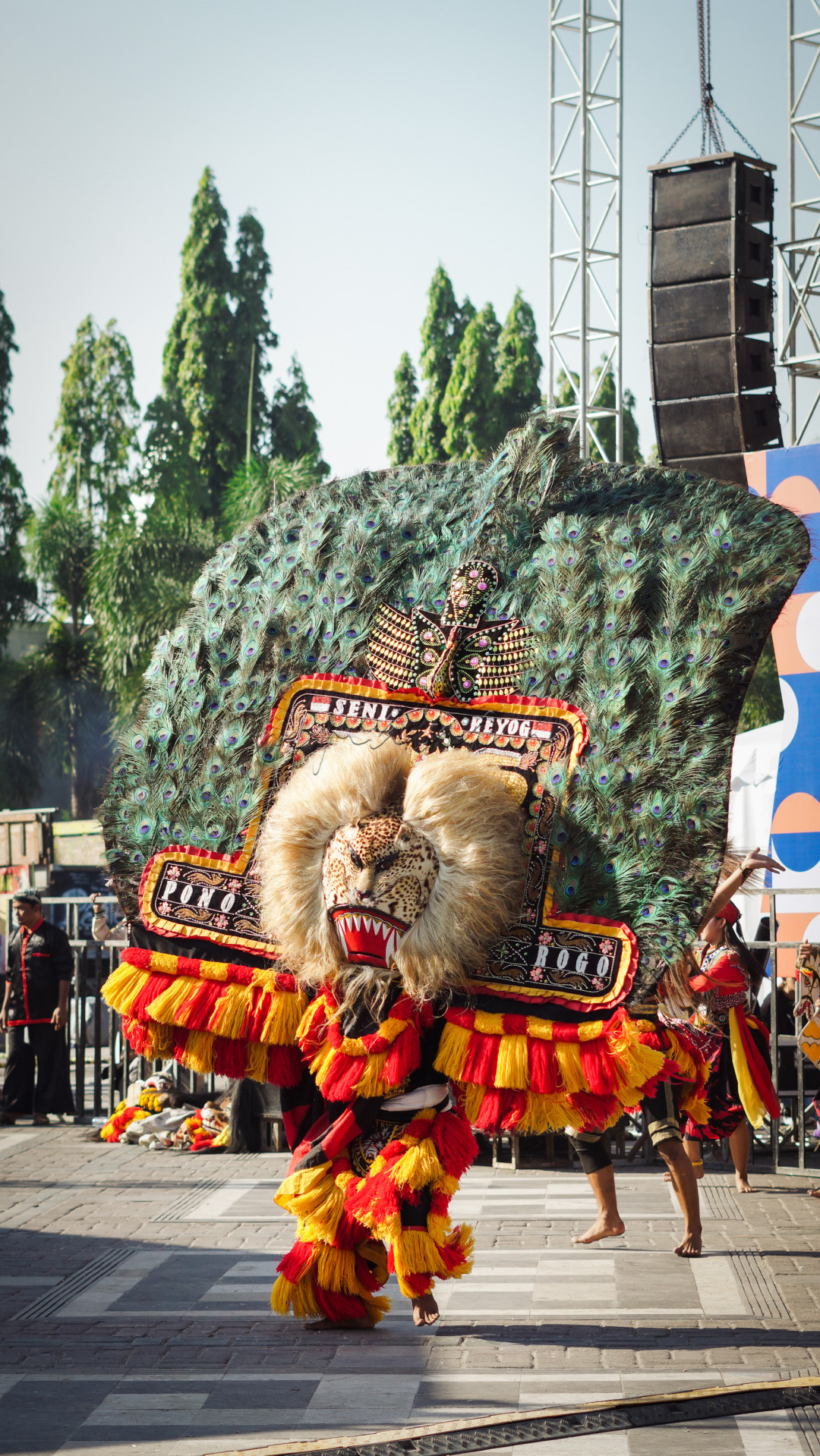 Tarian tradisional dari Ponorogo Jawa Timur berwujud seekor macan yang ditunggangi oleh merak. Pada massa Bathoro Katong atau pendiri Ponorogo, Reyog digunakan sebagai media dakwah yang paling efektif.