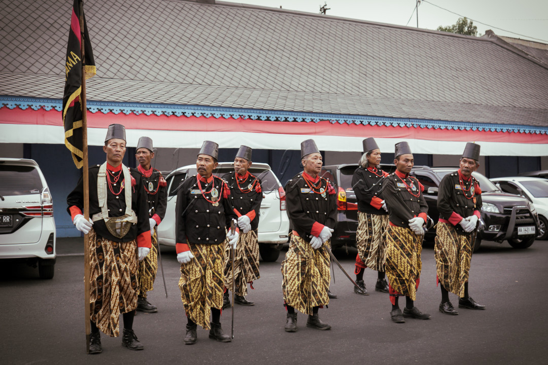 Pertunjukan budaya yang menampilkan para prajurit didepan Keraton kasunanan Surakarta Hadiningrat yang berupaya melestarikan warisan budaya Keraton, selain itu juga sebagai hiburan kepada warga lokal maupun wisatawan, pertujukan ini digelar setiap Sabtu sore.