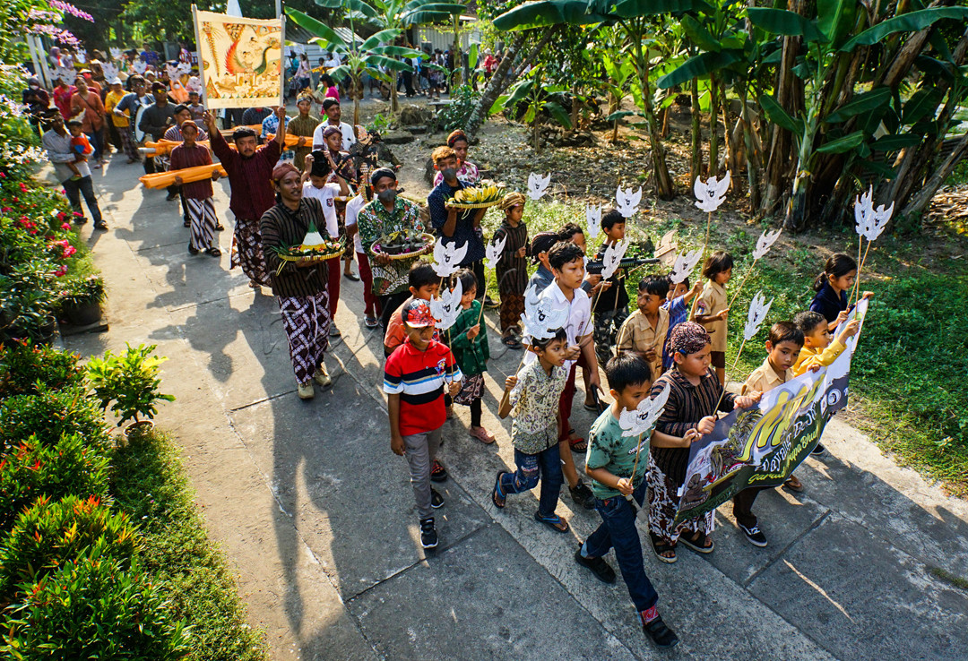 Anak-anak bersama para warga di Bantul, Yogyakarta melaksanakan pawai Kebhinekaan dihari lahir Pancasila adalah wujud semangat dalam mengajarkan keberagaman dan toleransi sejak dini dikalangan masyarakat pedesaan.