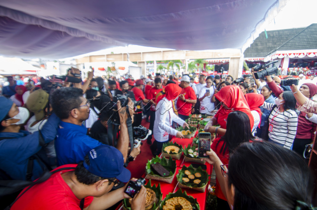 Gubernur Maluku Murad Ismail Kepala Badan Pangan Nasional Arief Prasetyo Adi saat melakukan penilaian aneka penganan berbahan dasar sagu yang disajikan untuk pemecahan rekor MURI di lapangan Merdeka, Kota Ambon,&nbsp; Maluku mencatat rekor MURI dengan 521 jenis penganan berbahan olahan sagu, sekaligus tercatat sebagai rekor dunia penganan berbahan sagu terbanyak.