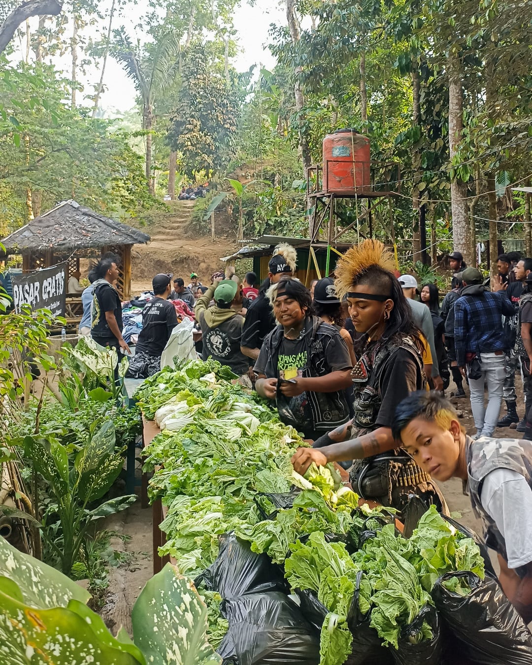Melangkah melampaui stereotip, foto ini menangkap kegiatan sosial luar biasa di mana anak punk aktif terlibat dalam memberikan bantuan kepada warga. Mereka memberikan contoh bahwa semangat solidaritas tak mengenal batasan dan bahwa keberagaman adalah kekuatan yang dapat mengatasi segala perbedaan.