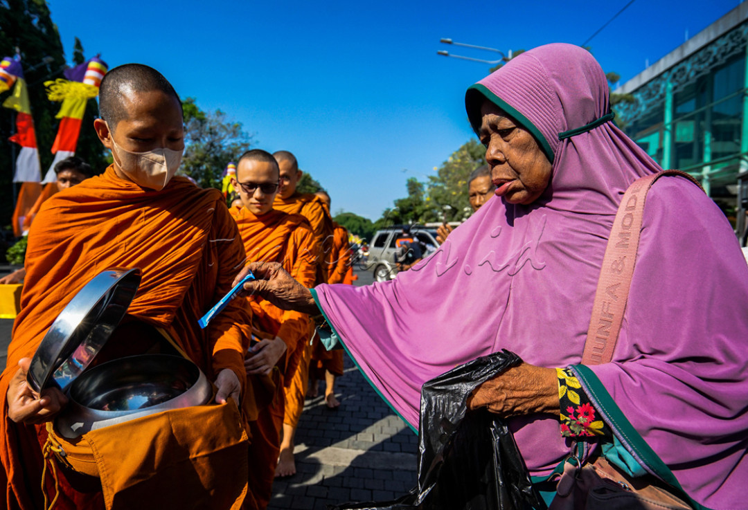 Dalam menyambut perayaan hari raya Tri Suci Waisak, Pemkot Surakarta menggelar berbagai macam rangkaian kegiatan untuk menyemarakkan acara diantaranya adalah bakti sosial.Kegiatan diikuti oleh masyarakat umum dengan penyelenggaraan pengobatan gratis dan masyarakat juga bisa memberikan bantuan secara suka rela pada saat acara Pindapata berlangsung di sepanjang perjalanan.&nbsp;