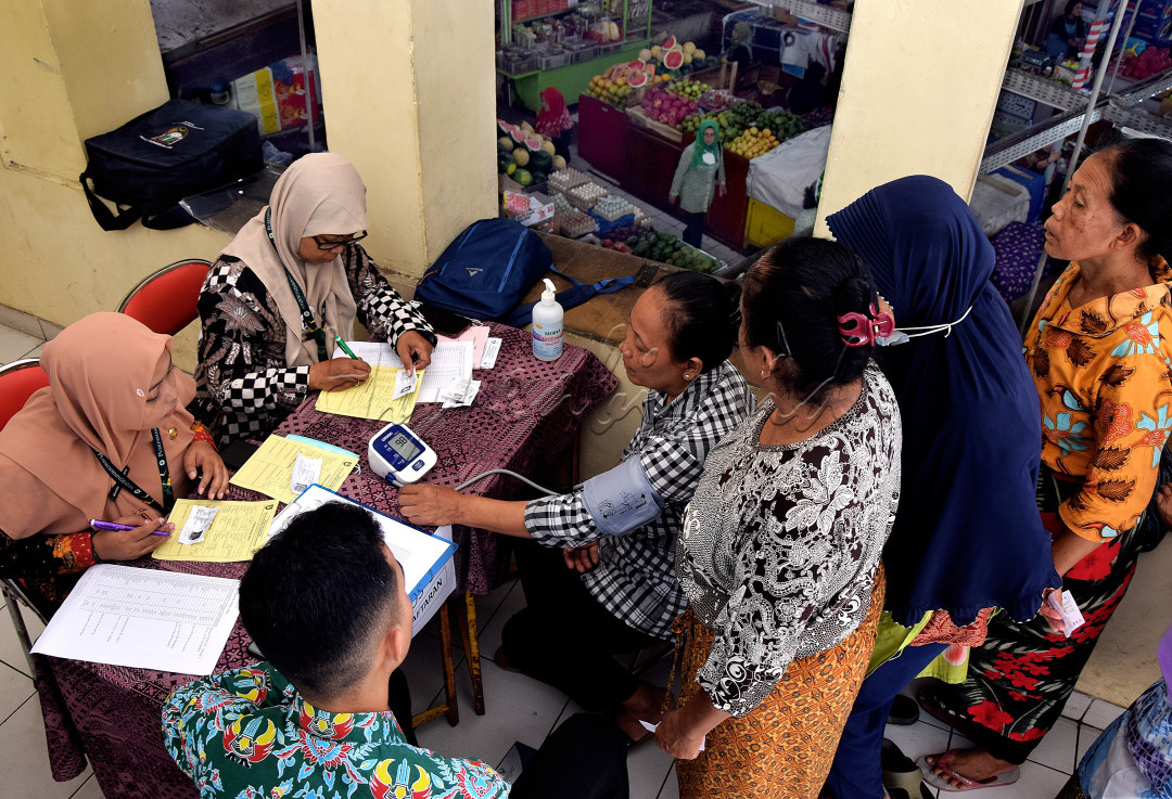 Pemerintah setempat kerjasama dengan Ikatan Dokter Indonesia (IDI) cabang Surakarta, dimana mereka peduli terhadap para buruh gendong yang ada di pasar Gede Solo, untuk pengobatan gratis, baik penyakit kulit, fisik bermasalah maupun keluhan apapun.
