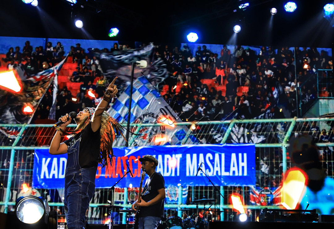 Band Elpamas asal Malang melakukan aksi panggung pada acara Doa Bersama dan Konser Amal Salam Satu Jiwa di Galdiator Arena, Bekasi, Jawa Barat, Minggu (8/1/2023). Konser amal yang dihadiri oleh Menteri BUMN Erick Thohir &nbsp;ini berhasil mengumpulkan sumbangan sebesar Rp. 1.450.000.000 yang nantinya akan diberikan kepada keluarga korban. Kanjuruhan. Konser diisi oleh sejumlah band ternama seperti Jamrud, Gigi, Elpamas, Kotak, Edane Tipe-X dan lainnya.&nbsp;