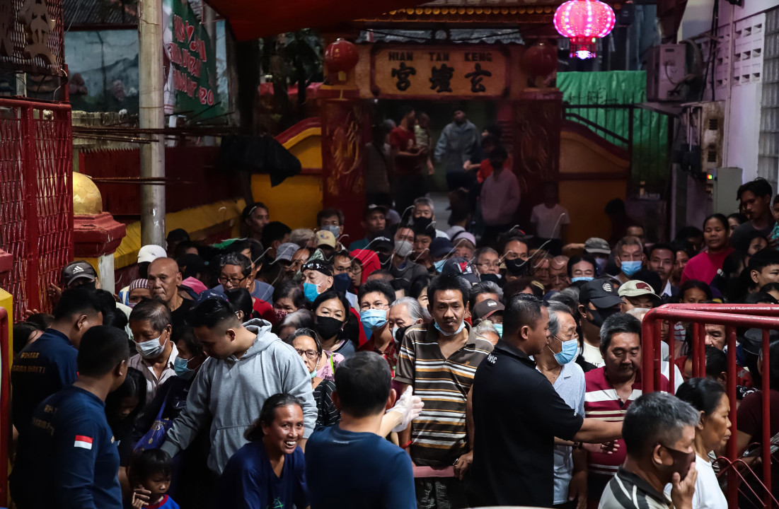Warga Tionghoa dan pengurus Vihara Dharma Bhakti Petak Sembilan, Jakarta Barat, membagikan ratusan takjil dan makanan gratis untuk berbuka puasa, Senin (3/4/2022). Kegiatan yang dilakukan pada bulan Ramadan ini merupakan wujud toleransi umat beragama dalam menjaga kebinekaan dan kerukunan di Indonesia.