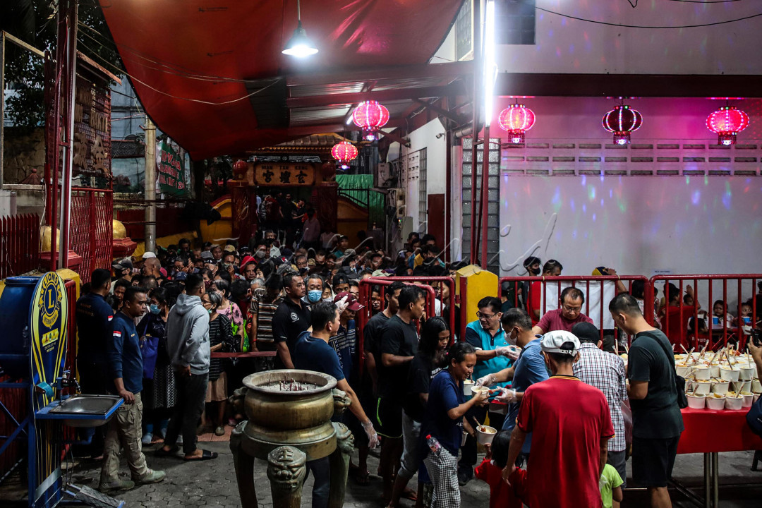 &nbsp;Warga Tionghoa dan pengusur Vihara Dharma Bhakti Petak Sembilan, Jakarta Barat, membagikan ratusan takjil dan makanan gratis untuk berbuka puasa, Senin (3/4/2022). Kegiatan yang dilakukan pada bulan Ramadan ini merupakan wujud toleransi umat beragama dalam menjaga kebinekaan dan kerukunan di Indonesia.&nbsp;