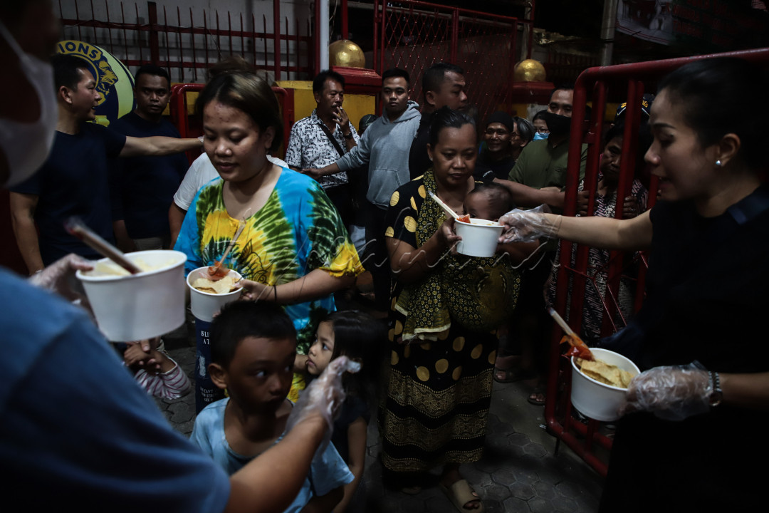 Warga Tionghoa dan pengurus Vihara Dharma Bhakti Petak Sembilan, Jakarta Barat, membagikan ratusan takjil dan makanan gratis untuk berbuka puasa kepada warga sekitar, Senin (3/4/2022). Kegiatan yang dilakukan pada bulan Ramadan ini merupakan wujud toleransi umat beragama dalam menjaga kebinekaan dan kerukunan di Indonesia.