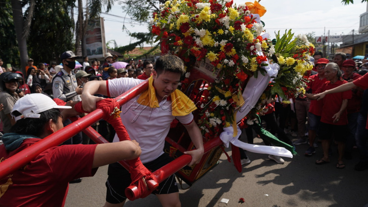 Warga keturunan Tionghoa menggotong joli-joli dalam perayaan Cap Go Meh mengelilingi Kelenteng Hok Lay Liong di Margahayu, Kota Bekasi, Jawa Barat, Minggu (5/2/2023). Ribuan orang memadati jalan yang dilalui pawai yang menampilkan barongsai, liong, joli-joli hingga ondel-ondel.&nbsp;<br />
&nbsp;