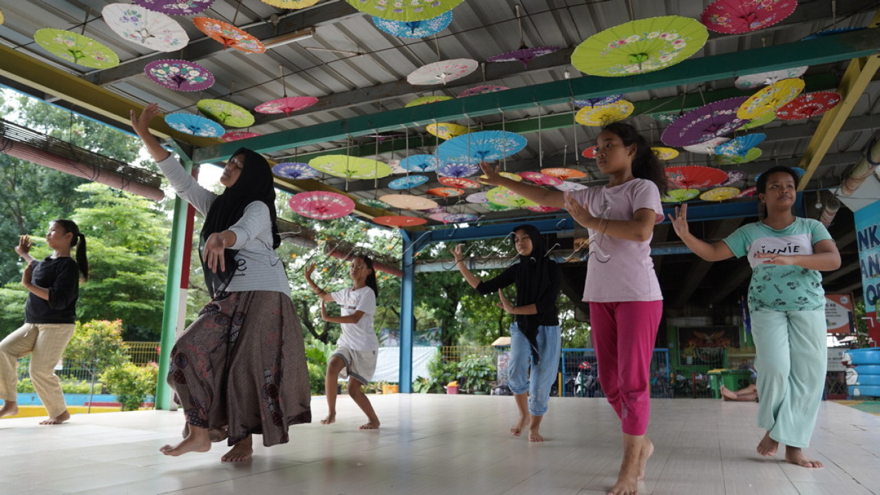 Remaja putri berlatih tarian Lenggang Nyai di ruang publik terpadu ramah anak (RPTRA) Sungai Bambu yang berada di kolong tol pelabuhan di Kelurahan Sungai Bambu, Tanjung Priok, Jakarta Utara, Senin (27/2/2023). Tarian Lenggang Nyai adalah tarian kreasi baru yang diambil dari cerita rakyat Betawi.