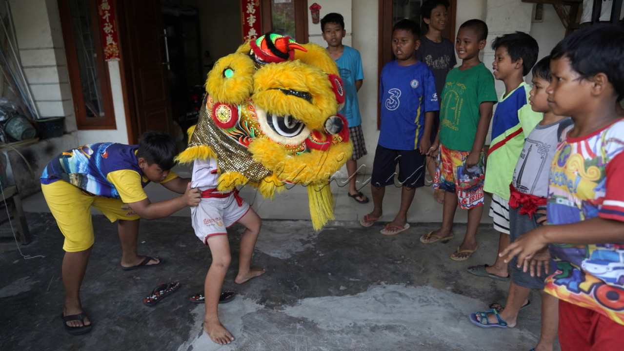 Anak-anak berlatih barongsai di Perkumpulan Seni Olahraga Liong dan Barongsai Ching Lung di Kelurahan Margahayu, Kecamatan Bekasi Timur, Kota Bekasi, Jawa Barat, Senin (9/1/2023). Menjelang Tahun Baru Imlek 2023 anak-anak tiap hari berlatih barongsai di perkumpulan Ching Lung yang berdiri sejak tahun 2000 tersebut. Anak-anak yang berasal dari multi etnis yang tinggal di sekitar perkumpulan Ching Lung belajar barongsai, liong dan musik pengiring gembreng dan tambur tanpa dipungut biaya.&nbsp;