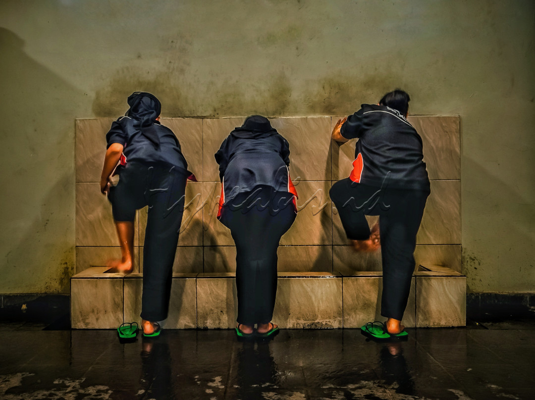 Kami bertiga bekerja di perusahaan yang sama, kami soulmate-an satu sama lain. Kebersamaan adalah hal paling penting untuk kami jaga. Salah satu bentuk menjaga kebersamaan antara lain kami selalu makan siang dan shalat Dzuhur bersama saat waktu istirahat kerja.&nbsp;<br />
Tiga keran air seringkali kami pakai bersamaan saat kami mengambil air wudhu.&nbsp;