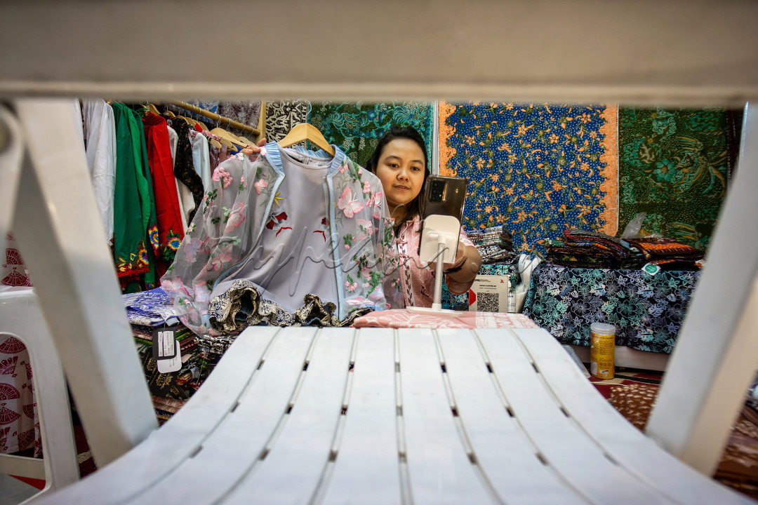 Kemajuan teknologi, informasi dan digitalisasi sangatlah berperan besar bagi kemajuan perekonomian, termasuk untuk para pengusaha umkm, salah satunya UMKM Rumah Karting asal kota Bandung ini yang berjualan Fashion kreatif dengan memanfaatkan media sosial/online. Perekoniam UMKM kini berkembang pesat, banyak pelaku atau Pengusaha UMKM terus menciptakan inovasi dan kreaifitas produk mereka.