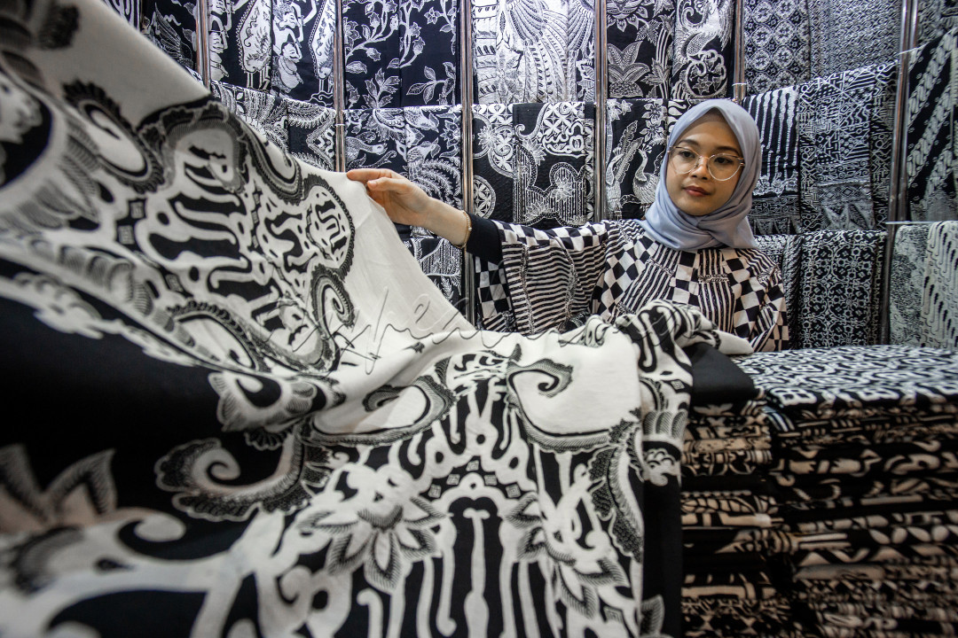 Perkembangan dan kemajuan dunia UMKM khususnya di industri Wastra, semakin beragam dan menunjukan trend positif. Salah satunya seperti De youl Batik ini, yang membuat kain Batik bernuansa warna Monokrom, dari mulai Baju, kameja, hingga jaketnya, semua berwarna Hitam-putih atau Monokrom dengan motif beragam dan modern menyesuaikan trend fashion zaman sekarang.