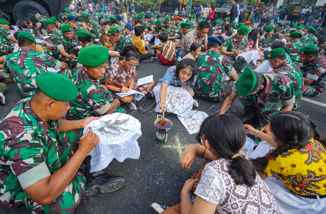Untuk menjaga dan menumbuhkan rasa cinta tanah air, pala pelajar sekolah mengikuti aksi membatik massal bersama TNI di kawasan Tugu, Yogyakarta dalam merayakan hut TNI. Aksi membatik yang diikuiti ribuan TNI ini mendapat antusias dari para pelajar sekolah dalam belajar dan membuat karya batik sesuai selera yang diinginkan.&nbsp;
