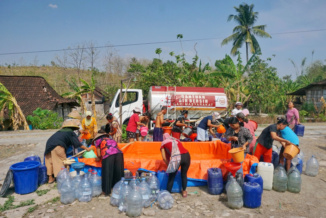 Masyarakat memberikan bantuan air bagi warga Juwangi Boyolali yang mengalami kekurangan air.&nbsp;
