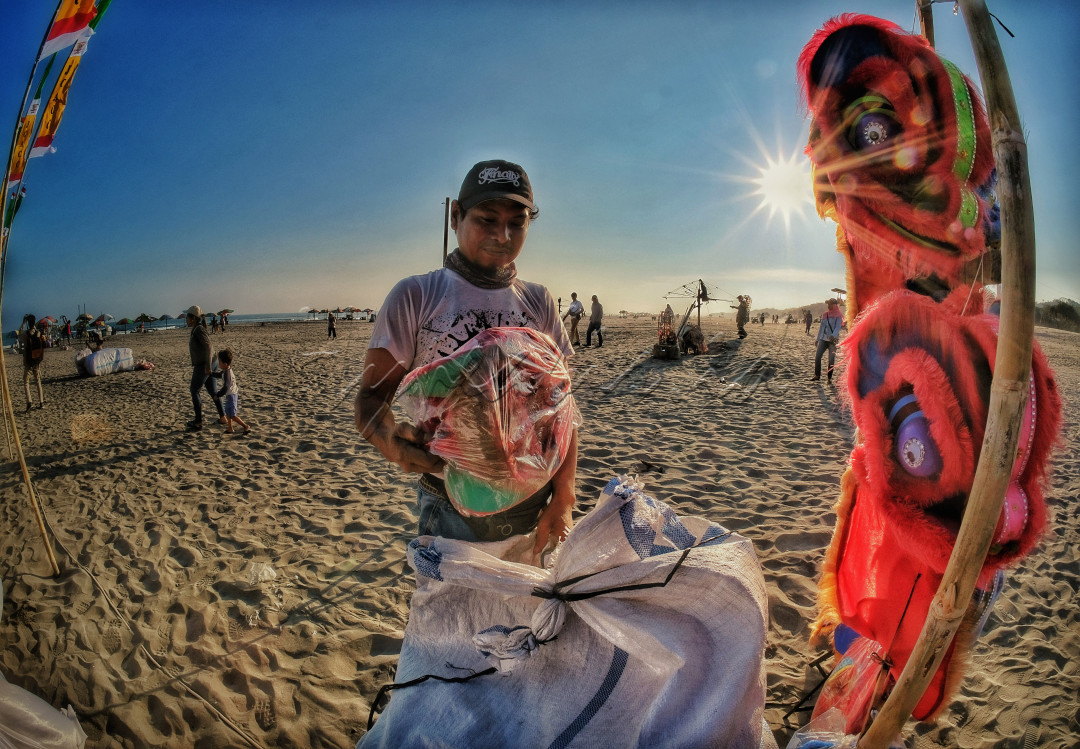 Pedagang barongsai sedang memajang barang dagangan di acara perayaan Tradisi Peh Cun di Pantai Parangtritis. Tradisi yang tetap lestari menjadi berkah tersendiri bagi para pedagang barongsai