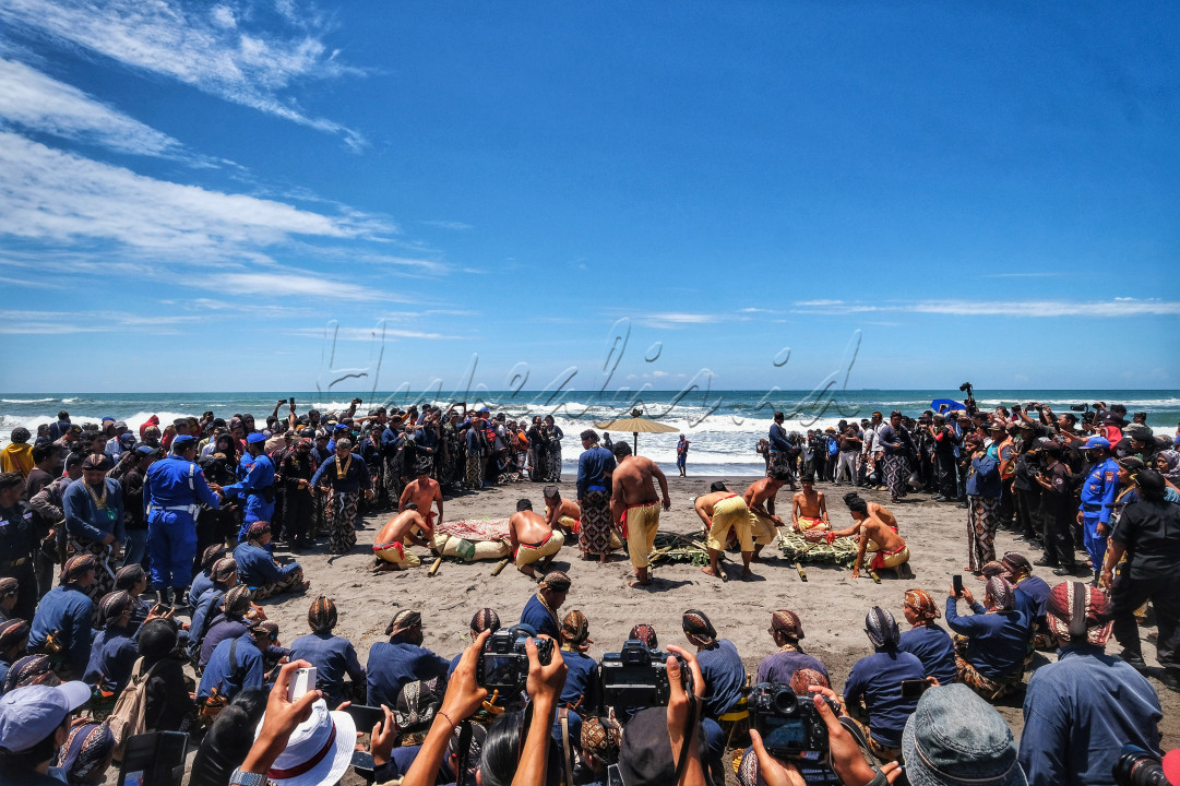 Parangkusumo menjadi perwujudan pantai yang Berbhineka Tinggal Ika. Di pantai ini berbagai agama, kepercayaan melakukan tradisi labuhan dengan damai khidmat dan sakral. Labuhan Kraton salah satunya. Labuhan ini tidak saja menarik bagi warga Jogja tetapi juga warga warga dari luar Jogja. Mereka berduyun duyun datang menyaksikan Labuhan Kraton Yogyakarta yang setiap tahunnya digelar di lokasi ini.&nbsp;
