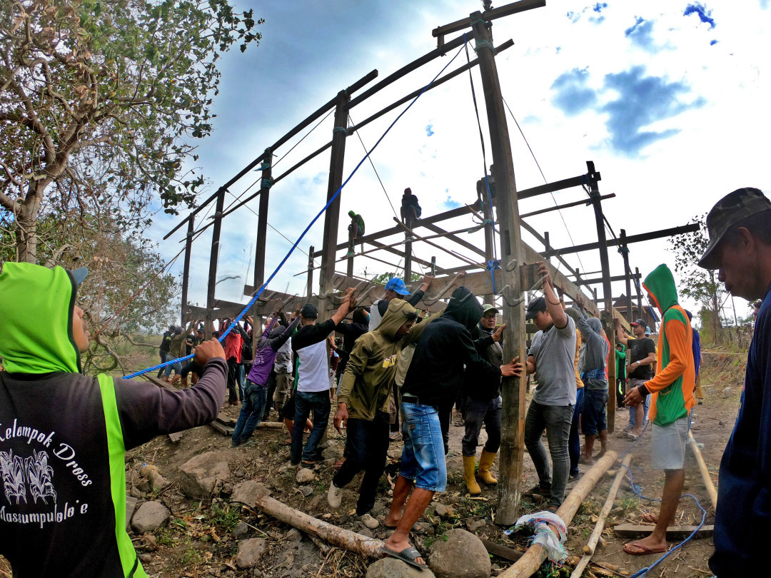Sejumlah warga bergotong royong mendirikan tiang-tiang kayu rumah di kabupaten Sidrap, Sulawesi Selatan. Kegiatan kerja sama mendirikan rumah yang sudah menjadi tradisi ini, merupakan bentuk Solidaritas dan budaya masyarakat bugis yang masih terjaga hingga saat ini