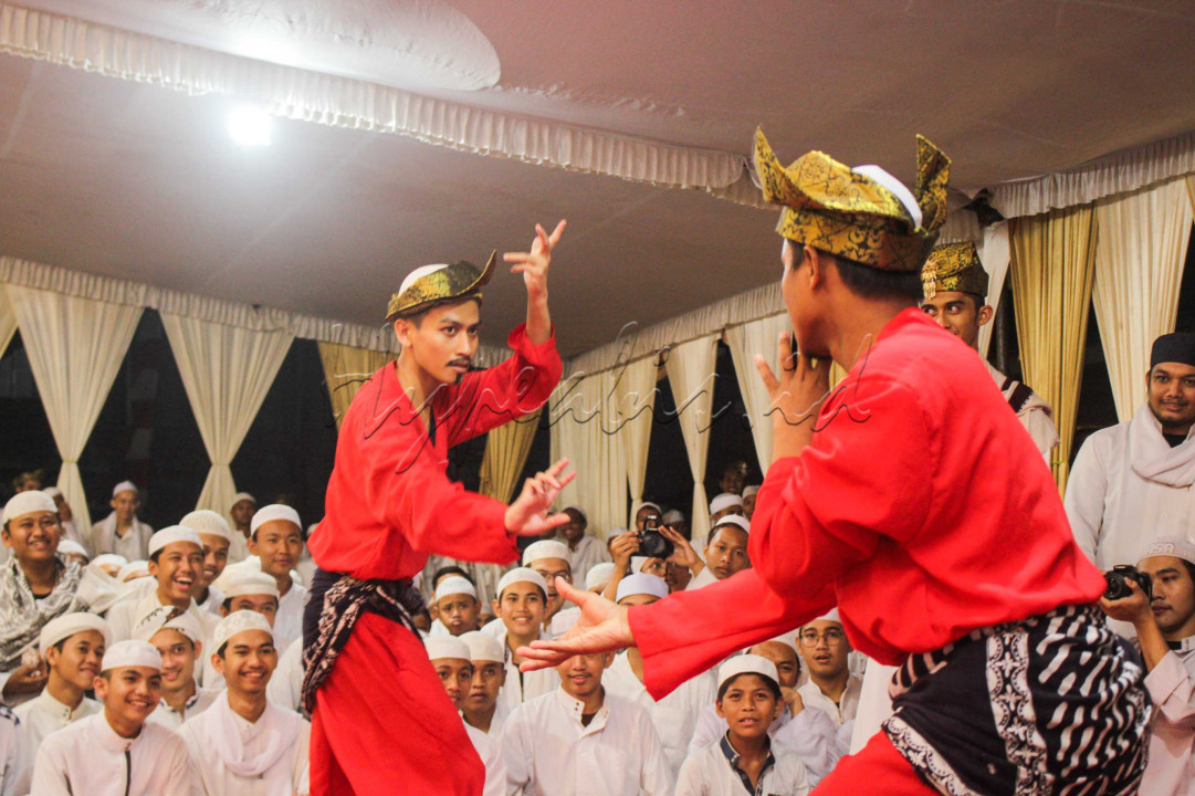 Indonesia terkenal dengan selogan Bhinekatunggal Ikanya yang menjadi ikonik perbedaan budaya dan suku. Tetapi meskipun mereka berbeda, ada satu hal yang menyatukan mereka yaitu kata itu sendiri "berbeda beda tapi tetap satu jua (Bhinekatunggal Ika)". Kita tahu bahwa Palang Pintu adalah budaya suku betawi akan tetapi ini adalah salah satu Budaya dari daerah Kalimantan. sungguh keren bukan.