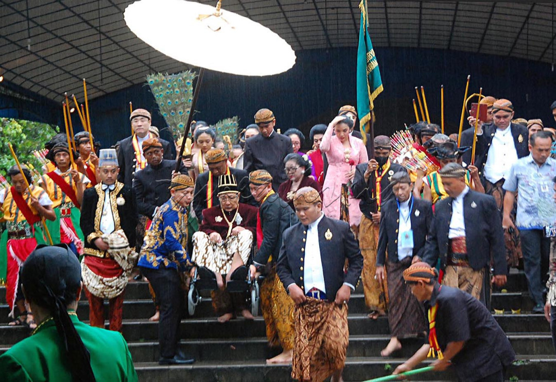 <br />
Sinuhun PB XIII Hangabehi dibantu sejumlah Abdi Dalem untuk mengikuti acara &nbsp;Tradisi peringatan kenaikan takhta ke-19 SISKS Paku Buwono (PB) XIII. di Kawasan Tingalan Dalem Jumenengan di Dalem Ageng Probosuyasa di Kompleks Keraton Kasunanan Surakarta Hadiningrat Surakarta , Kamis (16/2). Acara Kirab agung Keraton Solo yang melintasi sejumlah Kawasan surakarta yang diikuti oleh ribuan peserta kirab dengan membawa 18 kereta rangkaian kuda.