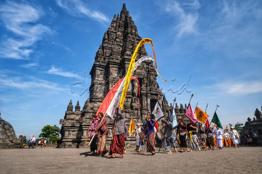 Pradaksina alah tahapan ritual doa Umat Hindu dengan cara berjalan mengelilingi Candi Prambanan, seperti halnya Pradaksina saat upacara Tawur Agung Kasanga. Upacara ini dihadiri berbagai elemen masyarakat Hindu dari berbagai kota di Jogja dan Jawatengah. Acara ini terbuka untuk umum dan selalu menjadi daya tarik tersendiri bagi pecinta tradisi dan pengunjung Candi Prambanan.