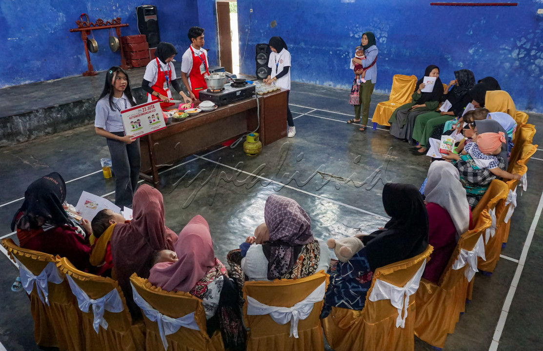 Forum Genre dan Duta Genre Wonosobo berkolaborasi dengan Balai Penyuluh Keluarga Berencana Kecamatan Kretek Wonosobo, melakukan kegiatan "Genre Tandang Atasi Stunting Desa Galcitas" di Desa Pagerejo, Kretek Wonosobo, 19/11/2023.<br />
<br />
Dalam kegiatan itu Ibu-ibu yang memiliki balita diundang dan diajak untuk memahami tentang makanan yang sehat untuk balita serta hal-hal yang dapat menyebabkan stunting pada anak. Di kesempatan itu juga Duta Genre Wonosobo memaparkan, dan mempraktekkan tentang membuat masakan yang sehat.