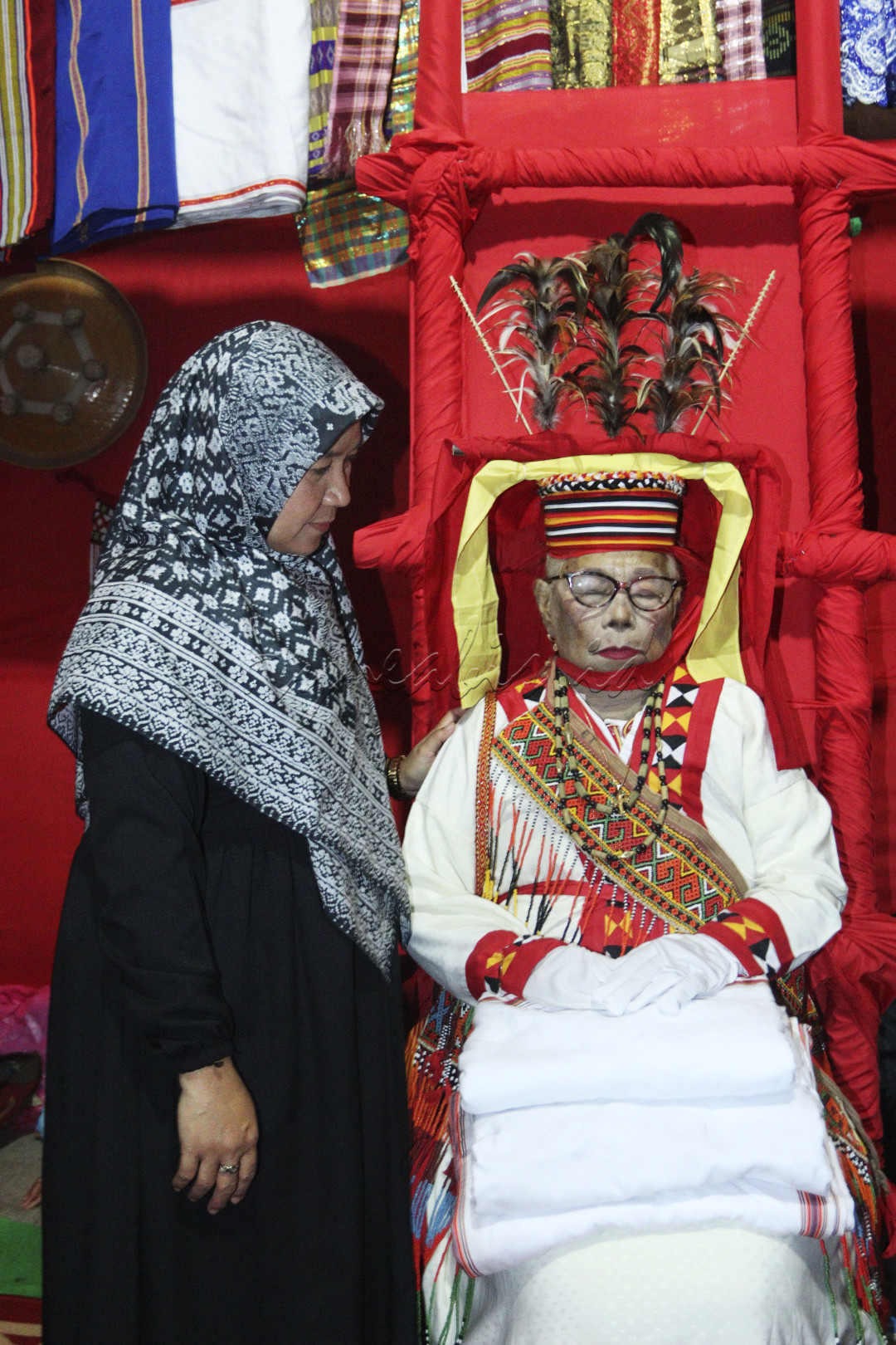 Tidak akan ada habisnya berbicara keberagaman budaya, agama, dan ras di Nusantara. Seperti halnya Mamasa, salah satu kabupaten yang berada di Sulawesi barat. Sebuah adat istiadat yayng mengakar kuat pada daerah ini terlebih pada hal kedukaan. Tradisi upacara adat kematian atau kerap disapa Rambu Solo, diawali dengan prosesi Patodongkon ( mendudukan mayat ). Layaknya jenazah pada umumnya, keluaurga terdekat maupun kerabat akan berdatangan untuk melayat pada prosesi ini.&nbsp;<br />
<br />
Di Mamasa sendiri memiliki makna kata Mamase yang&nbsp; berarti saling&nbsp; mengasihi. Prosesi Patodongkon umumnya dilaksanakan oleh umat non muslim, tetapi hal tersebut tidak menghalangi umat berbudaya untuk menghargai satu sama lain. Seperti layaknya pada gambar, seorang berkerudung melayat pada prosesi patadongkon. Rakyat Mamasa hidup dengan kerukanan yang luar biasa, menjunjung tinggi sifat Mamase ( saling mengasihi ).