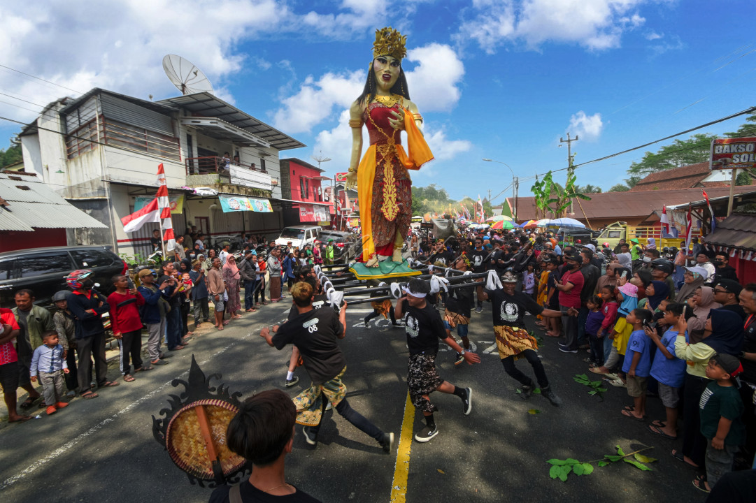 Masyarakat Desa Selokromo, Wonosobo merayakan Hari Kemerdekaan Republik Indoensia dengan pawai kebudayaan. Salah satu perserta pawai dengan kebersamaan mengarak ogoh-ogoh berupa penari lengger Wonosobo mengelilingi desa.