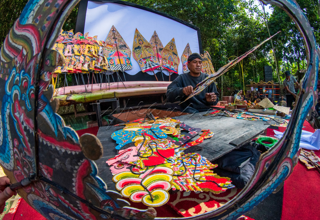 Ruwatan sebagai bentuk budaya lokal dengan dalang ruwat sebagai&nbsp;tokoh yang berperan utama dalam prosesi ritual ruwatan yang memiliki religiusitas dalam mengemban tugas ngruwat. Religiusitas dalang ruwat ini adalah religiusitas yang sangat sarat dan erat dengan Agami Jawi.
