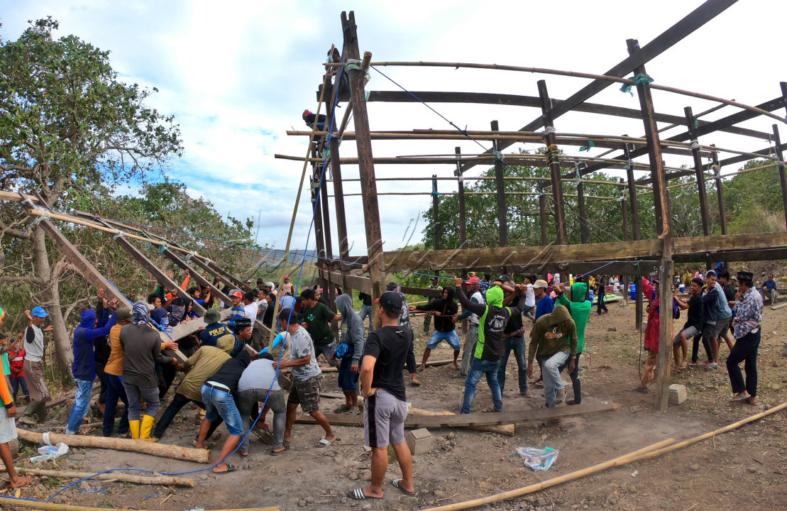 Sejumlah warga bergotong royong mendirikan tiang-tiang kayu rumah di kabupaten Sidrap, Sulawesi Selatan. Kegiatan kerja sama mendirikan rumah yang sudah menjadi tradisi ini, merupakan bentuk Solidaritas dan budaya masyarakat bugis yang masih terjaga hingga saat ini